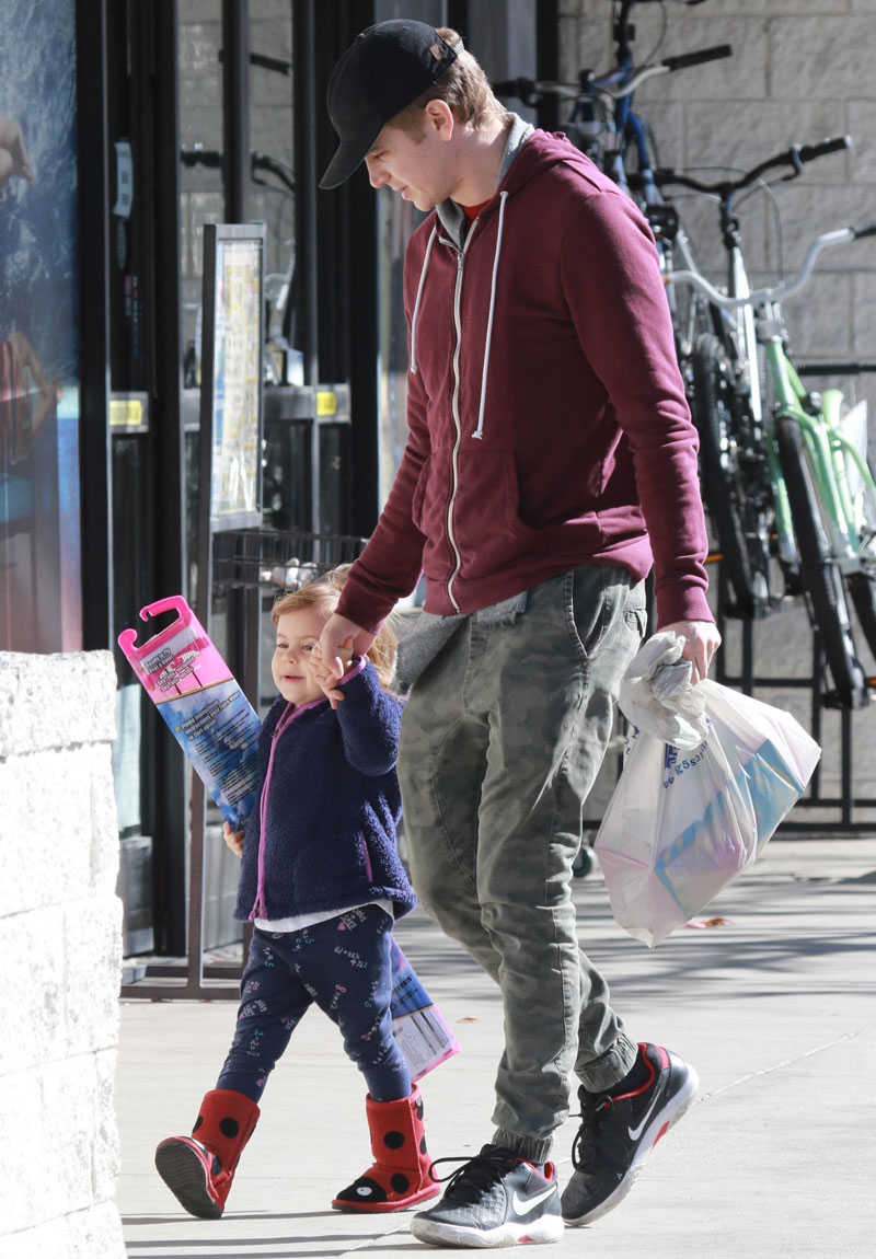 ヘイデン・クリステンセン流リラックス着こなし！上手なカラーパーカ